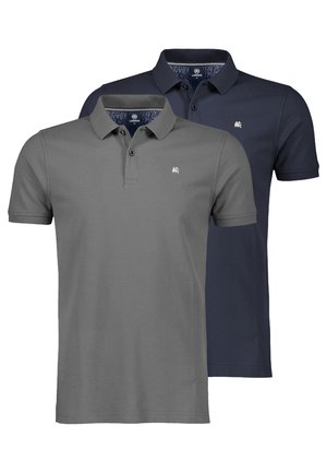 To kortærmede polo-shirts, en mørkegrå og en mørkeblå, begge med kraver, knaplukninger og små løvelogoer på brystet.