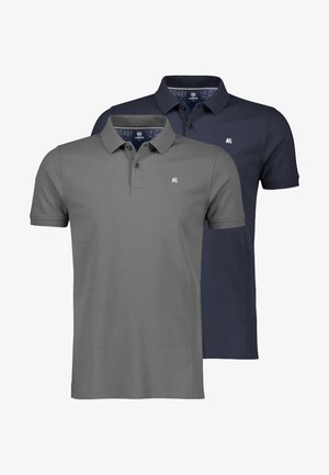 Dwie koszulki polo z krótkim rękawem, jedna w ciemnoszarym, druga w granatowym kolorze, obie z kołnierzykami, plisami na guziki oraz małymi logo lwa na piersi.