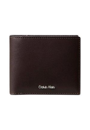 Cartera de cuero marrón oscuro con doble pliegue, costuras visibles y pequeño logo plateado de Calvin Klein en la parte frontal inferior derecha.