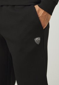 EA7 Emporio Armani TRAIN PREMIUSHIELD TRACK SUIT - Trenirka - black