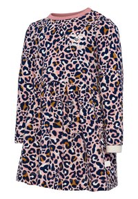 Langärmliges Kleid aus pinkem Jersey-Stoff mit einem Leopardenmuster in Blau, Braun und Weiß. Hat einen runden Ausschnitt und eine geraffte Taille.