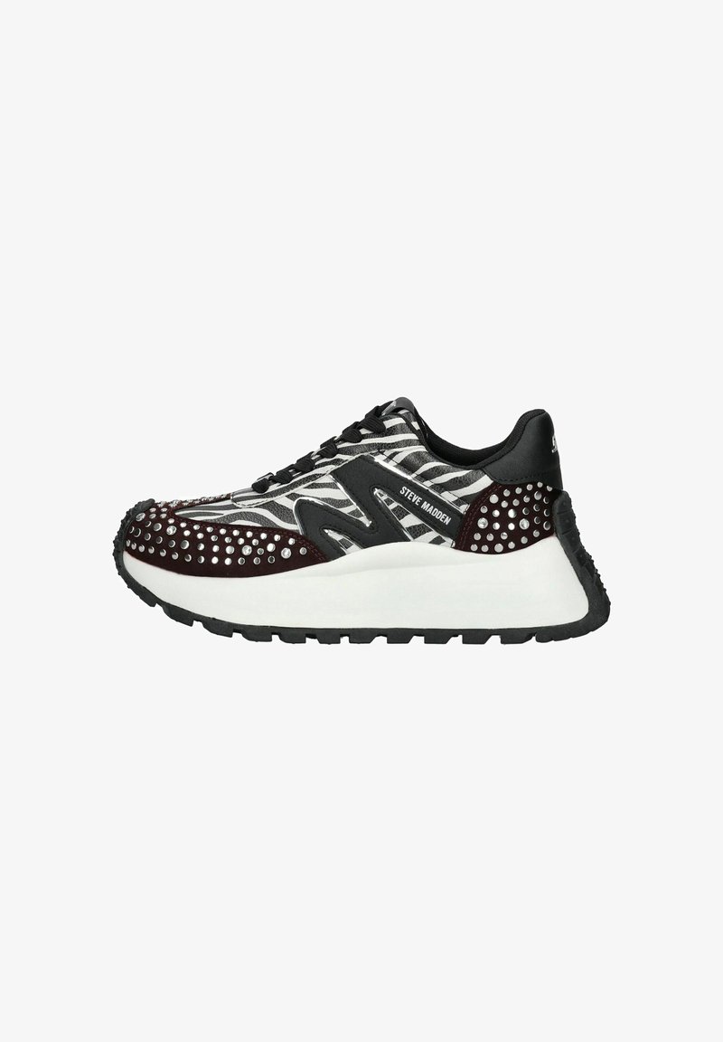 Schwarz-weiße Sneakers mit einem Überzug aus bordeauxrotem Wildleder, Nietenapplikationen und einer weißen Zwischensohle. Strukturiertes Gummisohle für besseren Halt.