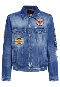 Modrá džínová bunda s knoflíkovým zapínáním, kapsami na prsou, opotřebovanými detaily a několika nášivkami s tématy venkovních aktivit na přední straně a rukávech.