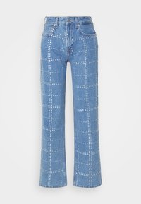 Kergedest sinised denim püksid sirge säärega, millel on hõbedaste studide ruuduline muster ja klassikaline viie taskuga disain.