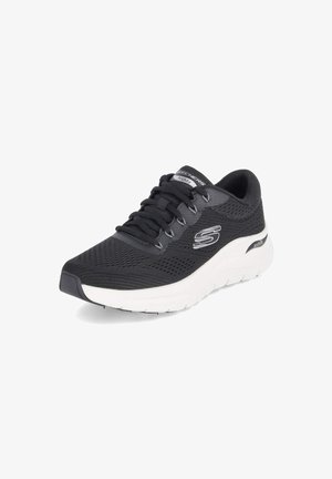 Schwarzer Sportschuh mit einem atmungsaktiven Mesh-Obermaterial, Schnürdesign, gepolstertem Schuhkragen und weißer Zwischensohle. Mit dem Skechers-Logo auf der Seite.