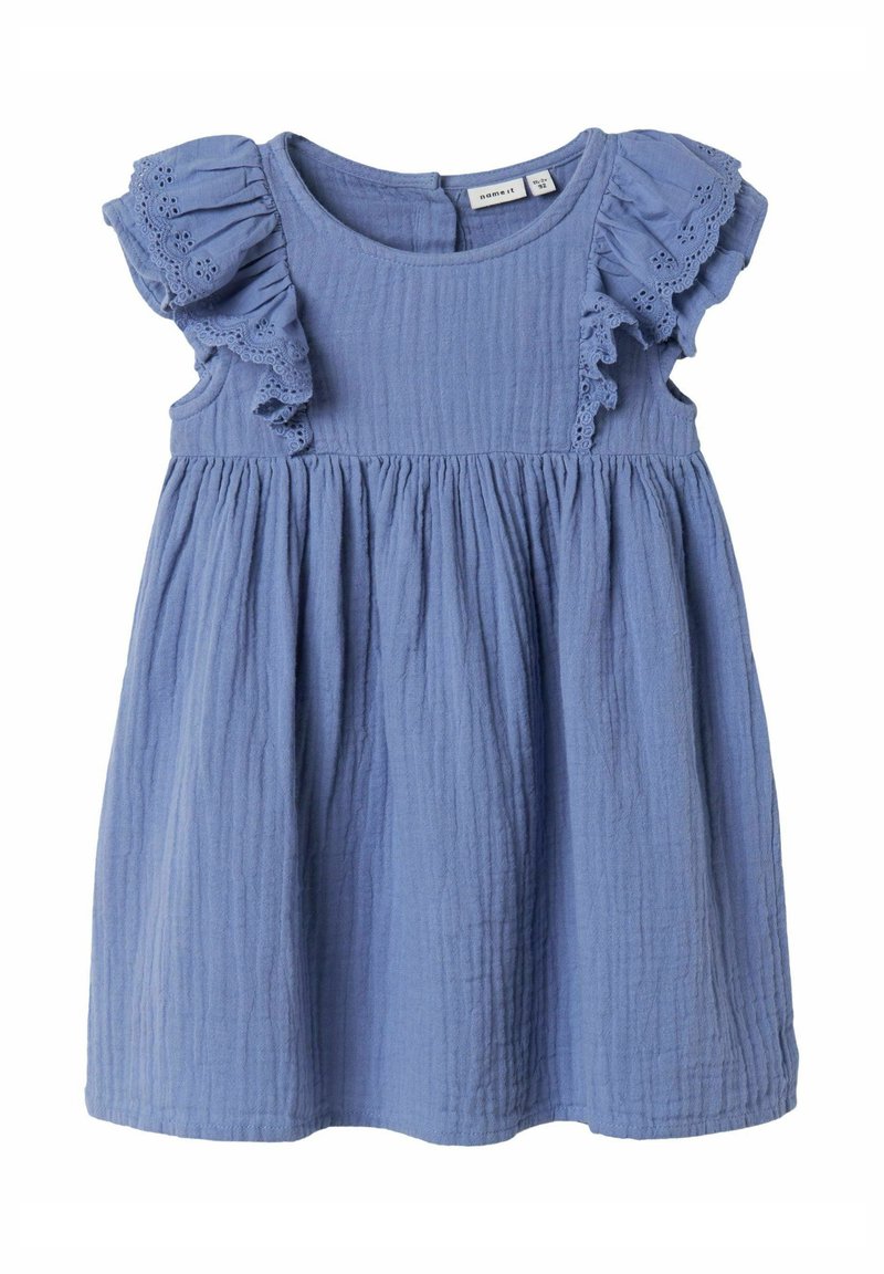 Blaues Baumwollkleid mit kurz gerüschten Ärmeln, strukturiertem Stoff und gerafftem Rock. Es hat einen runden Halsausschnitt und einen Knopfverschluss hinten.