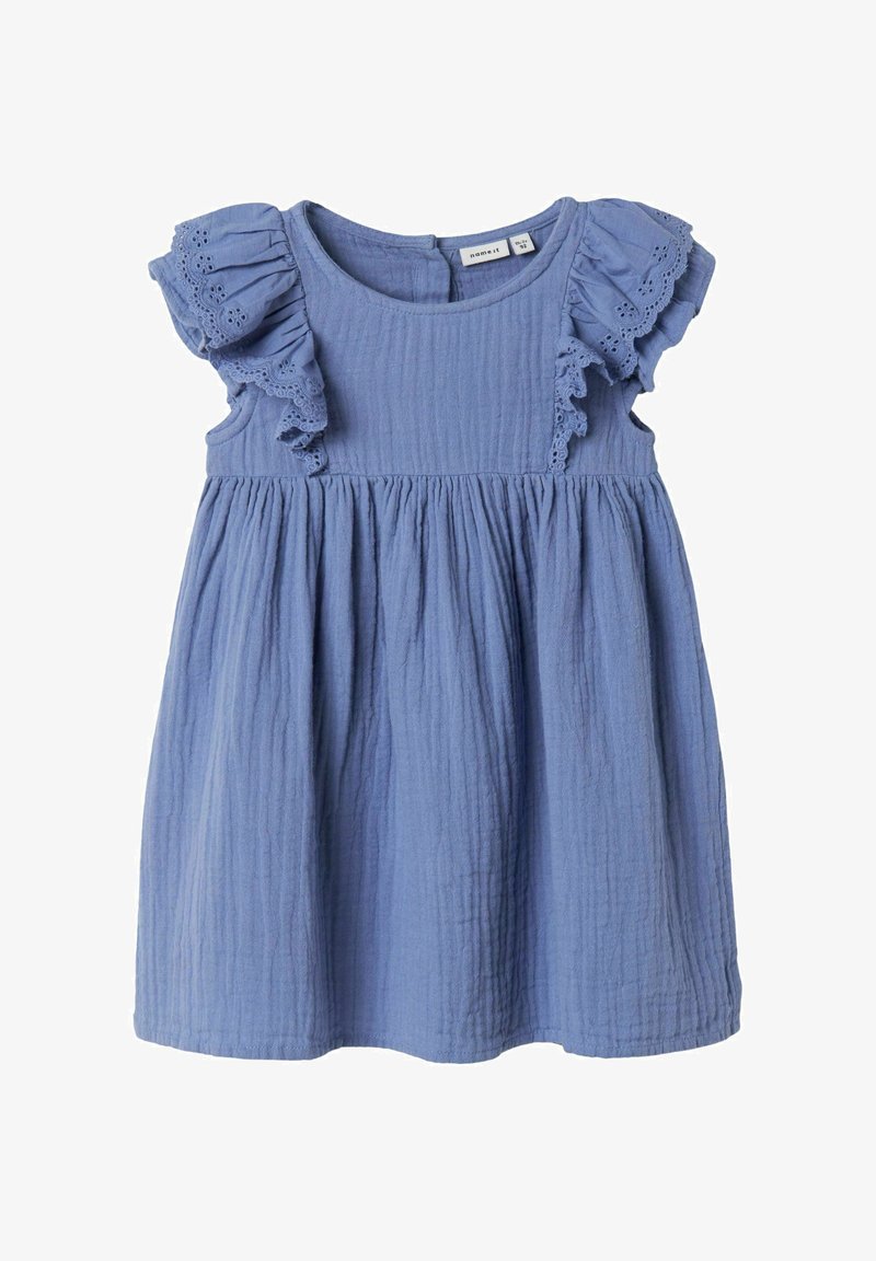 Blaues Baumwollkleid mit kurz gerüschten Ärmeln, strukturiertem Stoff und gerafftem Rock. Es hat einen runden Halsausschnitt und einen Knopfverschluss hinten.