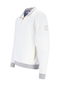 Weißer Pullover mit einem Reißverschluss-Kragen, der über einen strukturierten Strick und graue Bündchen verfügt. Seitentaschen mit beigen Akzenten. Gesticktes Logo am Ärmel.