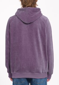 Lila Cord-Hoodie mit gerippter Textur, ausgestattet mit einer Kapuze, langen Ärmeln und einem taillierten Saum. Die Rückansicht zeigt die Stoffdetails und Nähte.