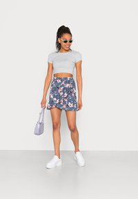 ONLY ONLNOVA LUX MERLE SHORT SKIRT - Saia envelope - blue