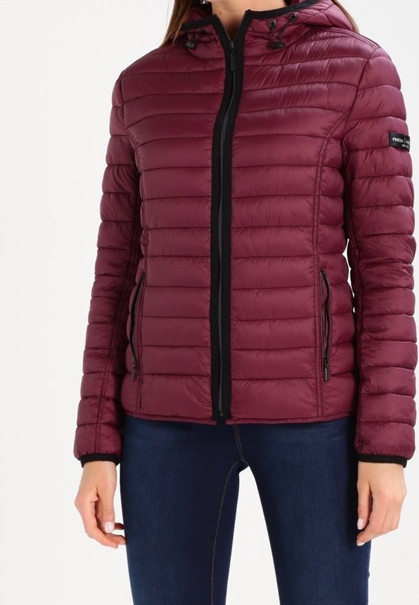 Bordowy puchowy płaszcz z kapturem, z zamkiem błyskawicznym z przodu, elastycznymi mankietami i dwoma bocznymi kieszeniami. Wykonany z pikowanego, ocieplanego materiału dla zapewnienia ciepła.