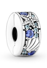 Srebrna čarobna perla z motivom školjke in morskega zvezda, okrašena s prozornimi in modrimi kristali ter ovalnim odprtjem.