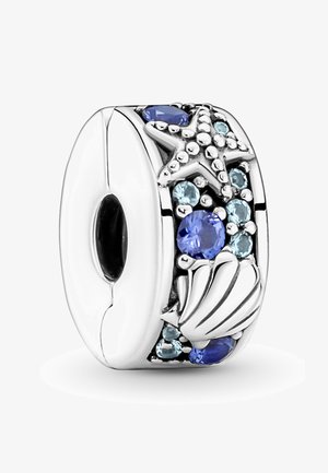 Charm de plata con diseño de concha y estrella de mar, adornado con cristales transparentes y azules, con una apertura en forma de óvalo.