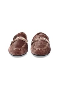 Mocasines de terciopelo marrón con tachuelas decorativas en tono dorado, detalles de costura y una textura suave. Presentan una puntera redondeada y una suela de perfil bajo.