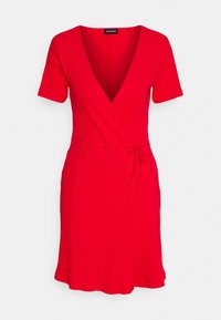 Czerwona, prążkowana sukienka z głębokim dekoltem w kształcie litery V, krótkimi rękawami i detalem wiązania w talii, sięgająca do połowy uda.