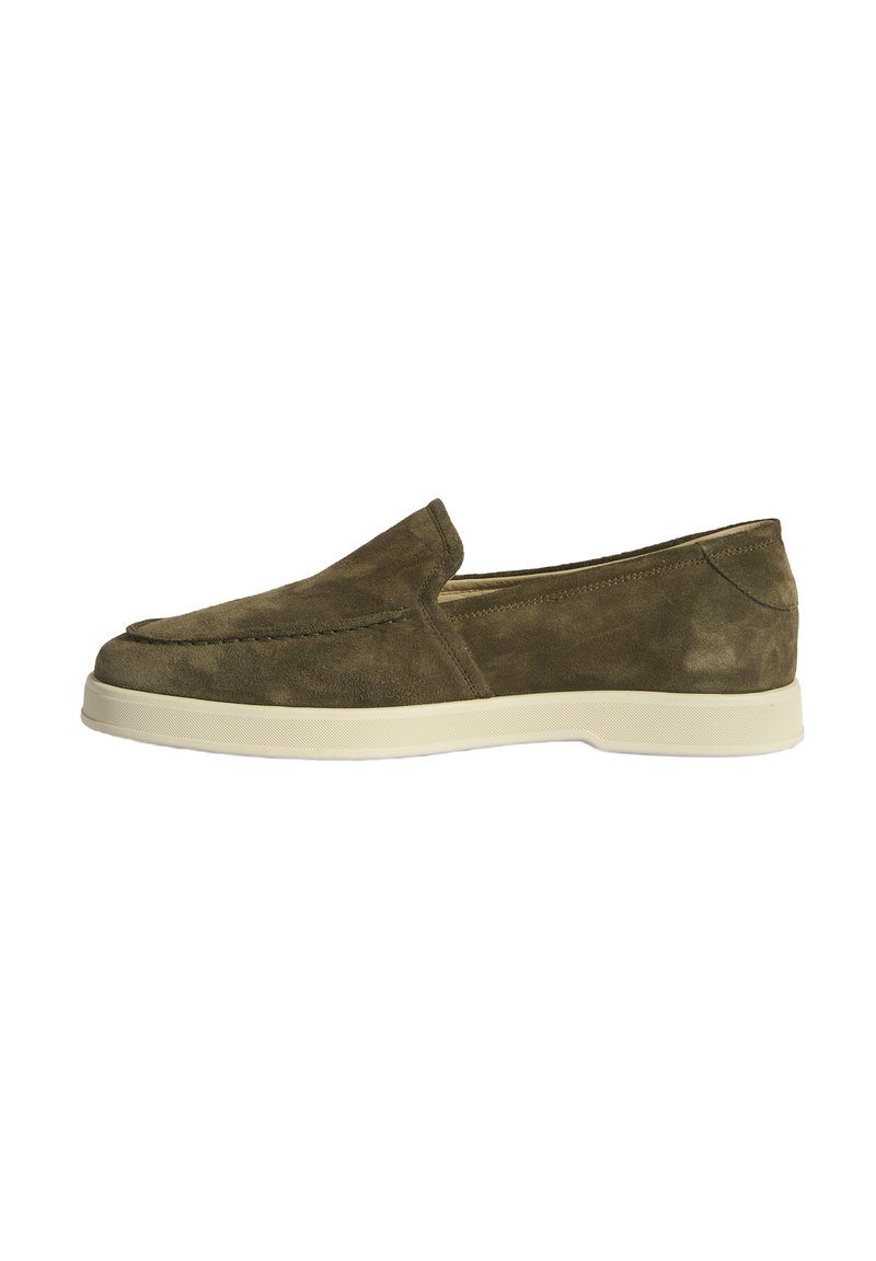 Olivgrüne Wildleder-Slipper mit runder Zehenpartie, beigem Gummi-Außensohle und minimaler Nahtgestaltung im Obermaterial. Glatte Textur.