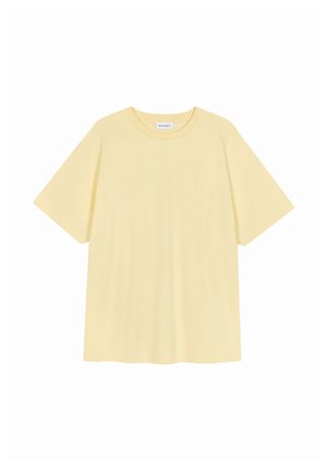 Maglietta a maniche corte con scollo tondo di colore giallo chiaro, stile semplice e vestibilità rilassata, mostrata su sfondo bianco.