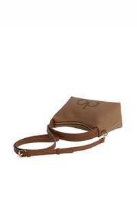 Bandolera de imitación piel marrón con superficie texturizada, cierre con cremallera y correa ajustable, que presenta un diseño de logo perforado.