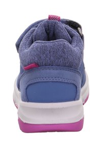 Modré tenisky s texturovaným tmavě modrým svrškem, růžovými akcenty, polstrovaným límcem a bílou podrážkou s růžovými detaily.