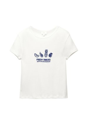 Witte katoenen T-shirt met korte mouwen, voorzien van blauwe geborduurde tekst "FRESH SNACKS" en illustraties van fruit. Rond de hals en een casual pasvorm.