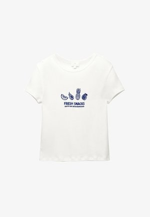 Fehér pamut póló rövid ujjal, kék hímzett felirattal: "FRESH SNACKS" és gyümölcsábrázolásokkal. Kerek nyakú és laza fazonú.