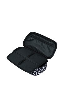 Borsa a fantasia in bianco e nero con chiusura a zip, dotata di un interno aperto con tasche e cinghie elastiche per l'organizzazione.