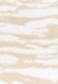Tejido color crema con patrones abstractos ondulados en beige claro. Textura suave con escote estándar. Adecuado para uso casual.