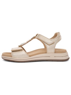 Sandalia beige de punta abierta con dos correas ajustables de velcro y suela acolchada, diseñada para comodidad y uso casual.