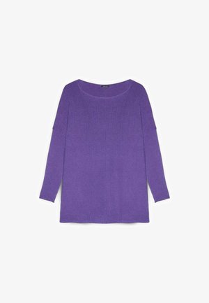 Maglione viola lavorato a maglia con ampia scollatura a barca, polsini a coste e corpo testurizzato. Il tessuto appare morbido con una vestibilità leggermente ampia.