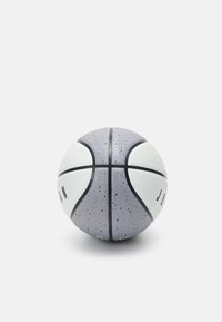 Grijze basketbal met zwarte lijnen en witte accenten. Gelaagd oppervlak met kleine spikkels, sferische vorm en logo-detail aanwezig.