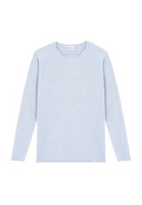 Suéter de manga larga azul claro hecho de tejido de punto texturizado. Presenta un cuello redondo y tiene una pequeña etiqueta en la esquina inferior izquierda. Diseño simple.