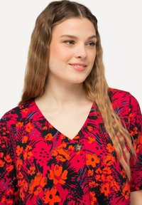 Ulla Popken PRINT - Trikoomekko - magnolia red