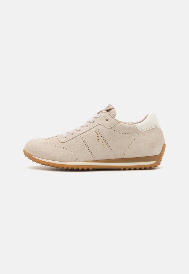 Beige semsket sneaker med rund tå, gummisåle og hvite accenter. Har teksturert overflate og kontrasterende sømdetaljer.