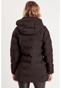 Schwarze gepolsterte Jacke mit einer figurbetonten Silhouette, einer Kapuze und horizontaler Steppung. Verfügt über lange Ärmel und einen leicht längeren Rücken.