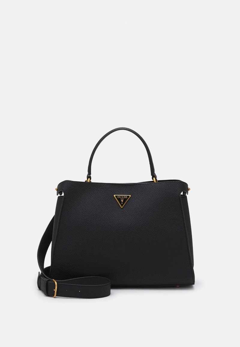 Sac à main en cuir noir texturé avec poignée supérieure et bandoulière ajustable, avec un petit logo triangulaire doré Guess sur le devant.