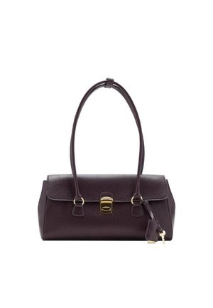 Bolso de mano de cuero burdeos con un diseño estructurado, asas cortas, un cierre rectangular dorado y un adorno de borlas desmontable.