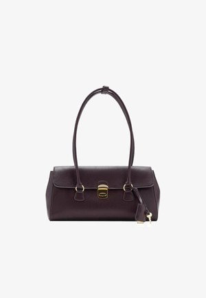 Borsa a mano in pelle color bordeaux con un design strutturato, manici corti, una chiusura rettangolare dorata e un ornamento a frangia rimovibile.