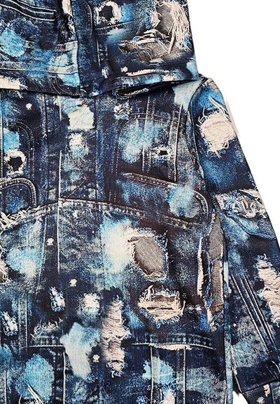 Giacca di jeans con un motivo distressed blu e azzurro, con bordi sfilacciati e numerosi ritagli, superficie testurizzata e cappuccio.
