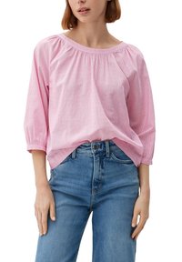 Roze gestreepte blouse met geplooide halslijn en driekwart mouwen, gecombineerd met blauwe high-waisted jeans. Zachte stoftextuur.