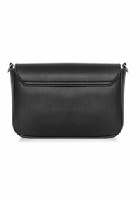 Czarna skórzana torba na ramię z klapą i srebrnymi metalowymi pierścieniami po obu stronach do mocowania paska.