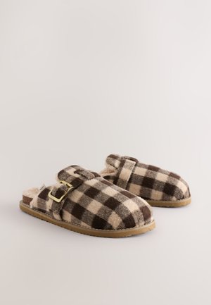 Hnědé a krémově kostkované nazouvací pantofle s chlupatou texturou, nastavitelnou přezkou a gumovou podešví. Měkká podšívka pro pohodlí.