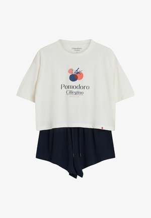 Biała krótka koszulka z grafiką pomidora i napisem "Pomodoro Ciliegino Sicilia" w zestawieniu z granatowymi szortami ze ściągaczem w pasie.