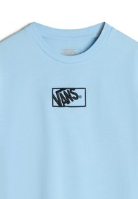 Světle modré bavlněné tričko s černým vyšitým logem Vans v obdélníkové nášivce na hrudi, kulatý krk a krátké rukávy.