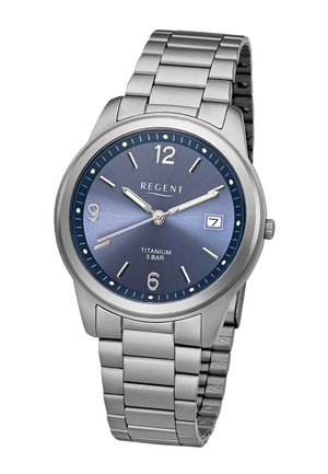 Montre-bracelet en titane argenté avec cadran bleu, affichage de la date, aiguilles lumineuses et bracelet en métal argenté à maillons, affichant l'heure 10:10:43.