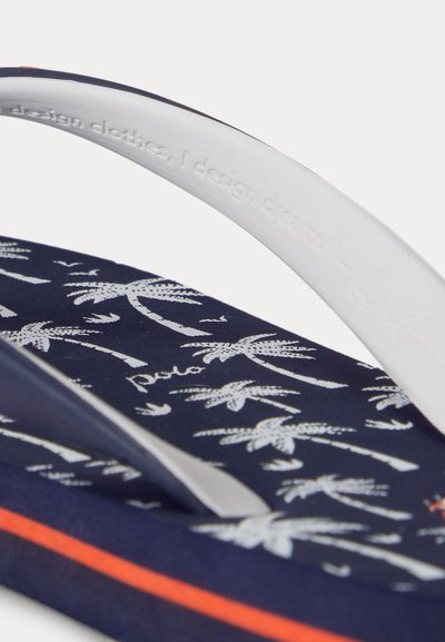 Infradito navy con motivo di palme bianche, cinturino bianco con testo in rilievo e striscia arancione lungo il bordo della suola.