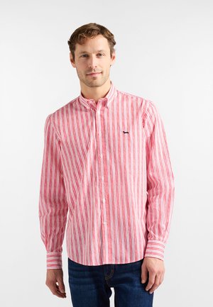 Camicia con bottoni a righe rosse e bianche, realizzata in tessuto con finitura testurizzata, con un piccolo logo blu navy sul petto.
