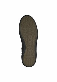 Svart skosula med en texturerad gummigreppmönster och varumärket "Tamaris" präglat i en stor, fet stil.