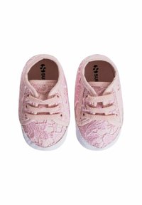 Sneaker rosa in pizzo con un motivo floreale testurizzato, suole in gomma bianca e lacci coordinati. Forma della punta arrotondata e design leggero.