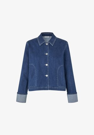 Chaqueta vaquera de color azul oscuro, con cierre de botones en la parte delantera, cuello puntiagudo, dos bolsillos laterales y puños en azul claro que contrastan.