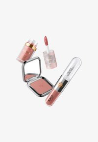 Rouge à lèvres liquide, gloss à lèvres avec applicateur, et blush compact dans des tons roses doux avec des accents argentés et dorés sur fond blanc.